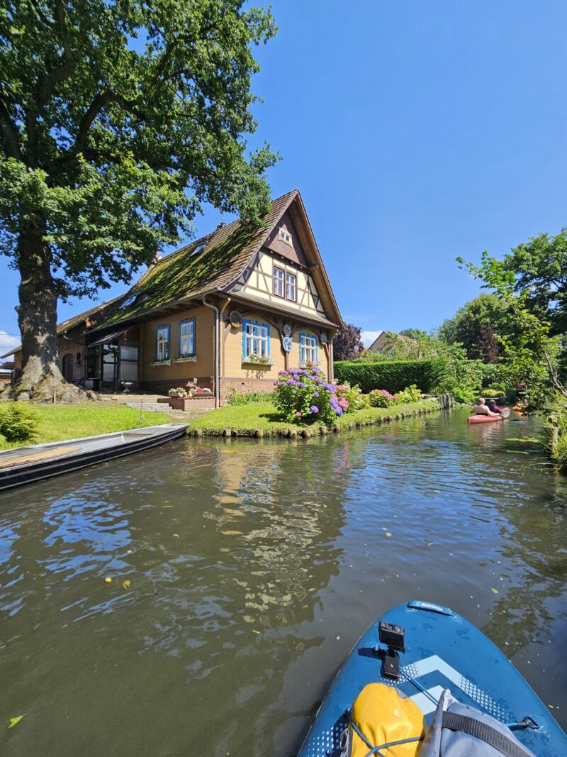 You are currently viewing Spreewald na SUPie: wodne szlaki, ogórki i relaks na campingu 🛶🥒