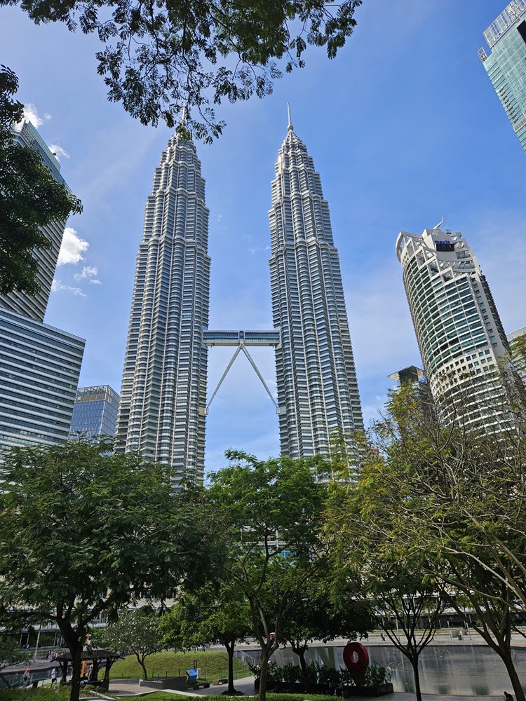 Read more about the article Singapur i Malezja 2026 – plan podróży, koszty, noclegi i transport