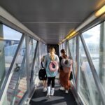 Pierwszy lot samolotem. Jak się przygotować i czego się spodziewać